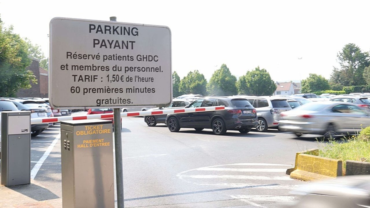 Le texte du RN obligeait chaque hôpital public à avoir un parking gratuit pour les patients, les visiteurs et le personnel. L'État devait compenser les dépenses liées à la construction, l'aménagement et l'exploitation de ce parc de stationnement. (Shutterstock/Sipa)