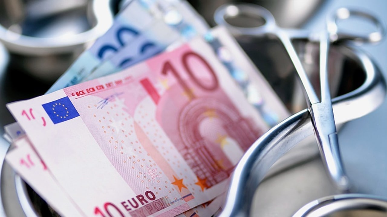 Après les 33 Md€ délégués au tout début de l'été à travers la première circulaire tarifaire, puis les 618 M€ versés cet automne par la deuxième salve de crédits, les établissements de santé ont désormais en main 95% des crédits budgétés en 2025. (SPL/Adam Gault/BSIP)