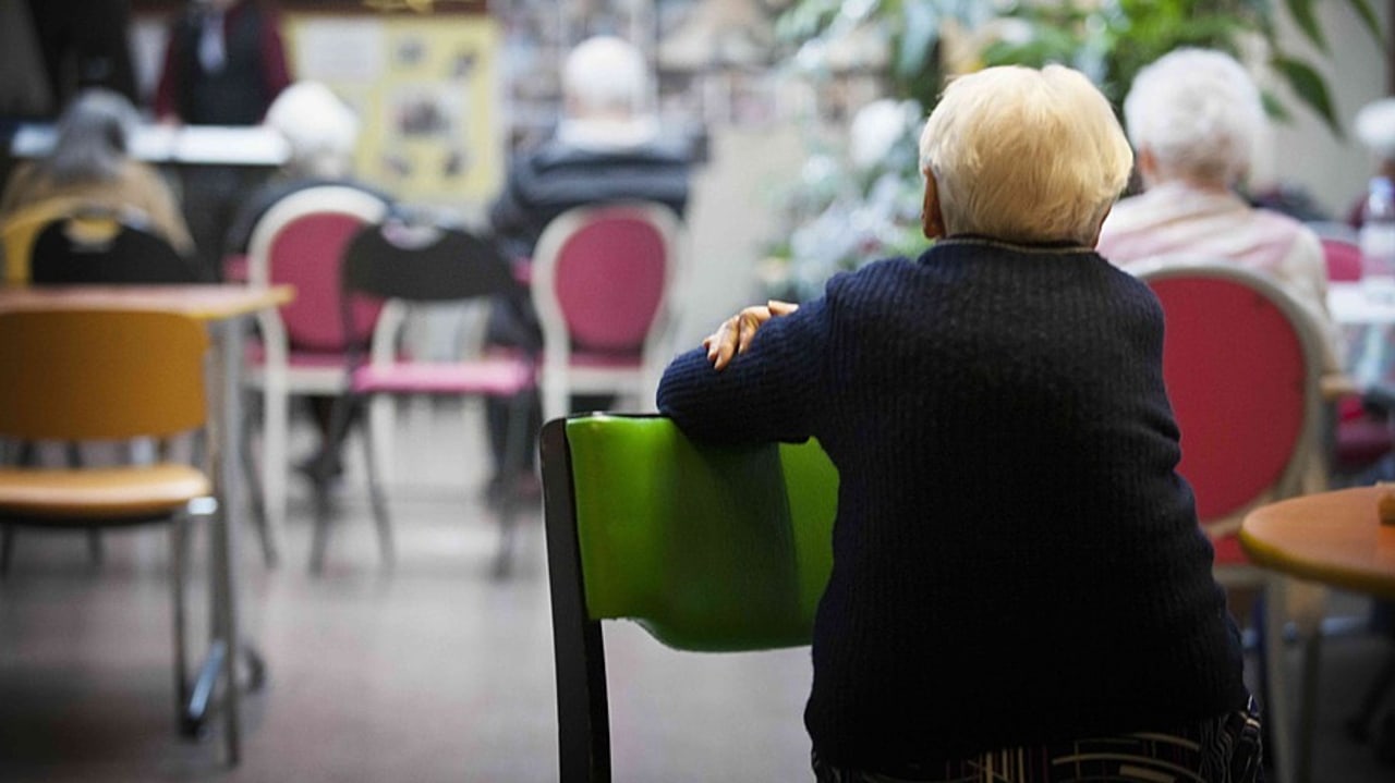 Selon l'enquête Ehpa 2023 de la Drees, 85% de personnes accueillies en établissement d'hébergement n'ont pas ou plus de conjoint. (Amélie Benoist/Image Point FR/BSIP)