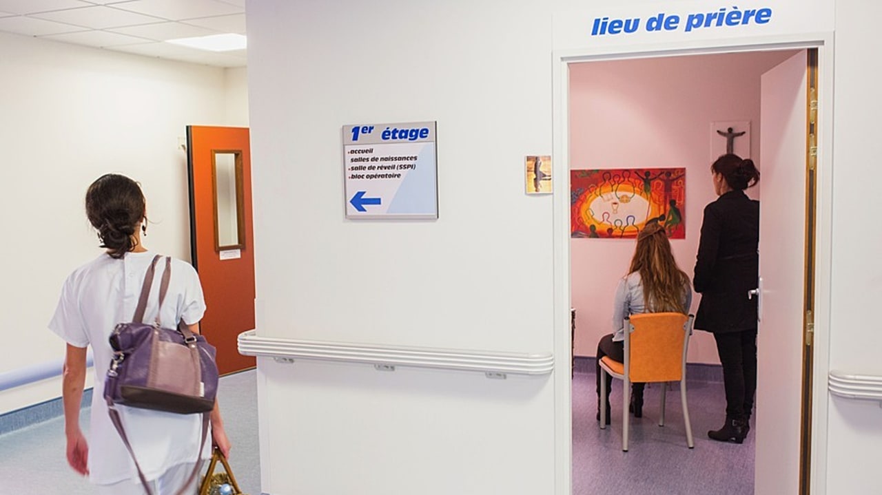 L'application de la laïcité à l'hôpital s'avère extrêmement délicate entre neutralité absolue et respect des convictions des agents et patients. Ce principe protecteur est complexe à faire vivre au quotidien et le bon sens reste la meilleure boussole. (Burger/Phanie)