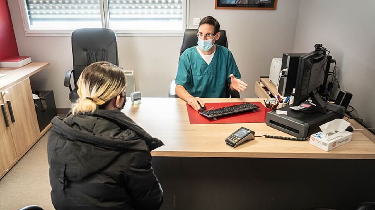 L'amendement du Gouvernement s'inscrit dans une volonté de "structurer et garantir une offre de soins de proximité autour de lieux identifiés et labellisés". (Garo/Phanie)