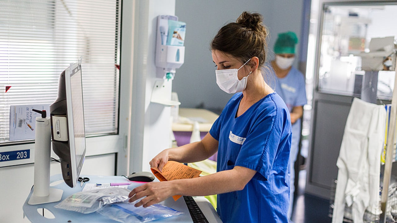 Les syndicats attendent des signaux plus précis sur l'ouverture d'une discussion de revalorisationfinancière de la profession infirmière. (Burger/Phanie)