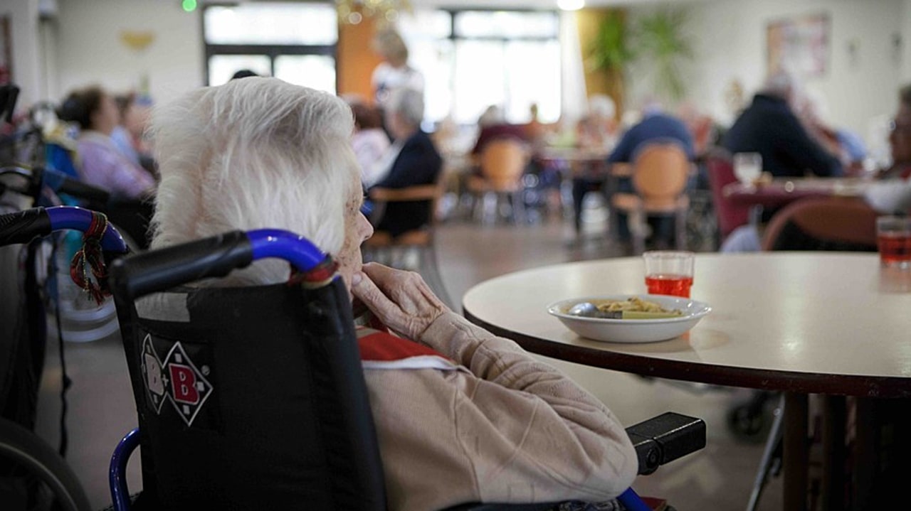 Pour les résidents éligibles au manger main, cette solution leur permet de se sentir autonome. (Amélie Benoist/Image Point FR/ BSIP)