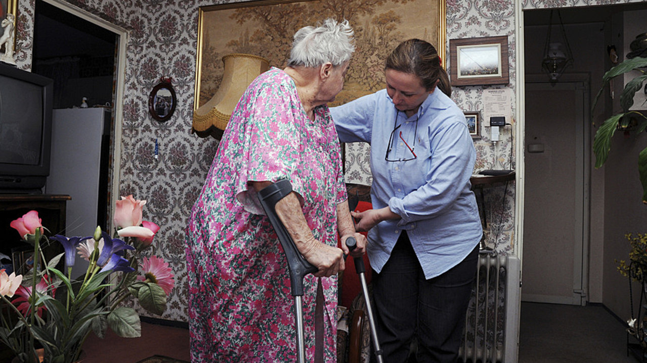 Diminuer de moitié les aides à domicile pourrait générer un surcoût de plusieurs dizaines de milliers d'euros sur le parcours d'une personne âgée en perte d'autonomie, selon l'étude d'Adédom et de l'Ocirp (Aubert/BSIP)