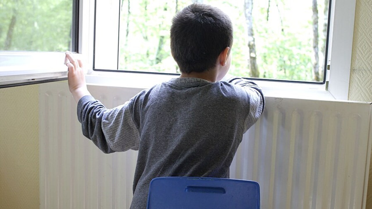 Plus fragiles et habitués à suivre les consignes des adultes, les enfants en situation de handicap ont plus de mal à discerner l'anormalité de certaines situations. (Burger/Phanie)