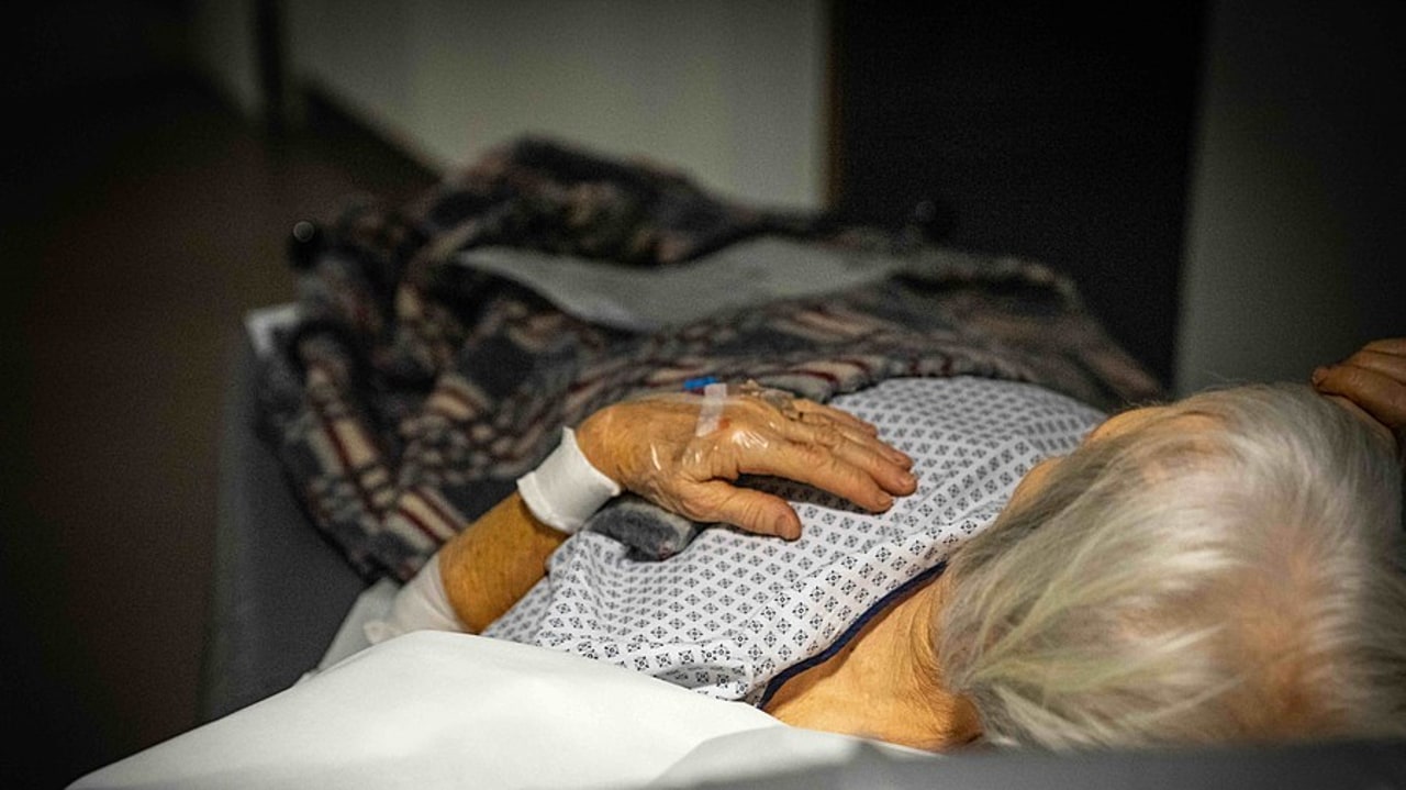 Pour les plus âgés un passage aux urgences doit être réfléchi et non automatique. (Jessica Bordeau/Image Point FR/BSIP)