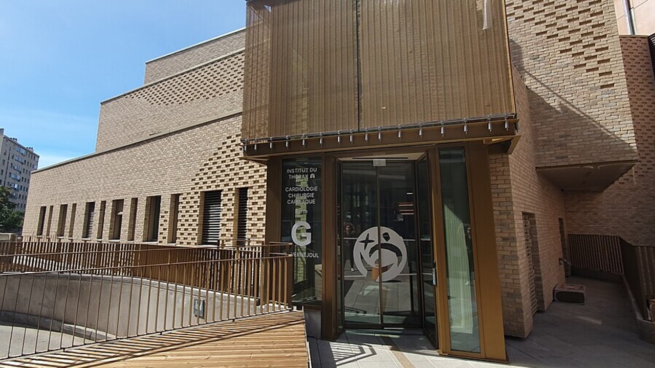 Le bâtiment inauguré début décembre à l'Hôpital Saint-Joseph de Marseille héberge notamment sept nouvelles salles opératoires et des espaces de consultations pour différentes spécialités. (Hôpital Saint-Joseph)