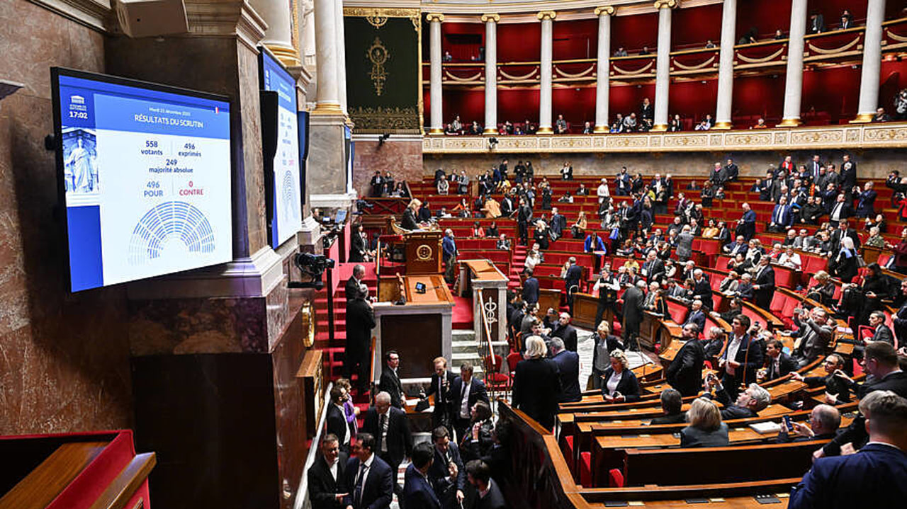 Par les voix de Sébastien Lecornu et d'Amélie de Montchalin, le Gouvernement essaie de pousser au compromis pour valider le budget du pays en janvier. (Jacques Witt/Sipa)