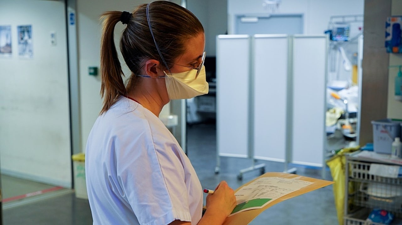 Le reclassement des infirmiers hospitaliers polynésiens corrige "une injustice de plus de quinze ans". Il s'accompagne de l'adoption d'un grade unique avec avancement linéaire et d'une revalorisation des grilles indiciaires. (Tremelet/Image Point FR/BSIP)