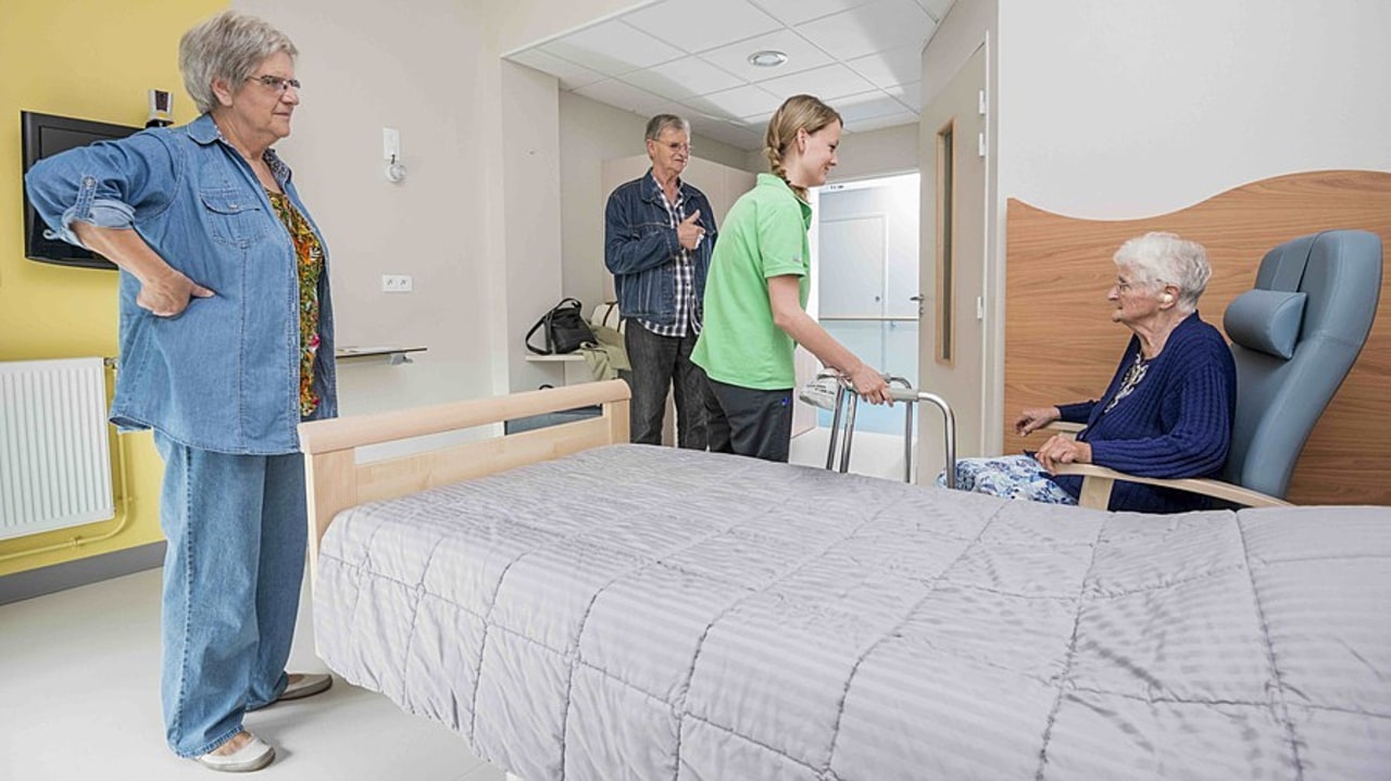 Les consentements ou refus des résidents d'Ehpad pour autoriser les contrôles de leur espace de vie privatif sont consignés dans leur contrat de séjour dès leur arrivée. (Astier/BSIP)