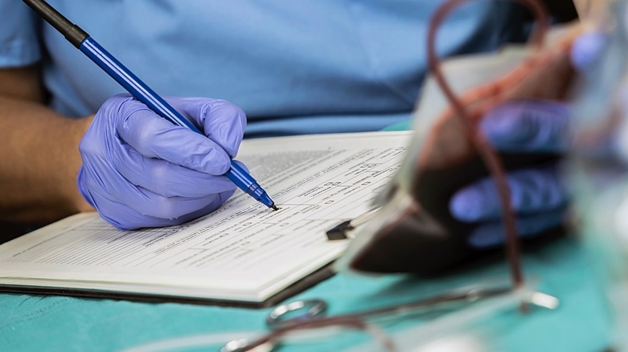 Entre mars 2024 et mars 2025, le taux de patients transfusés à Sainte-Anne respectant dans les un à trois mois l'examen sanguin obligatoire visant à rechercher des agglutinines irrégulières a grimpé de 22 à 58%. (SPL/BSIP)