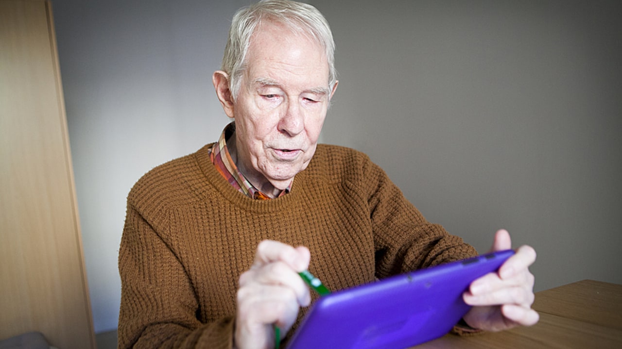 La téléconsultation en Ehpad peut se faire en chambre ou dans une cabine. Un médecin coordonnateur ou un infirmier peut être mobilisé. (Amelie Benoist/Image point FR/BSIP)
