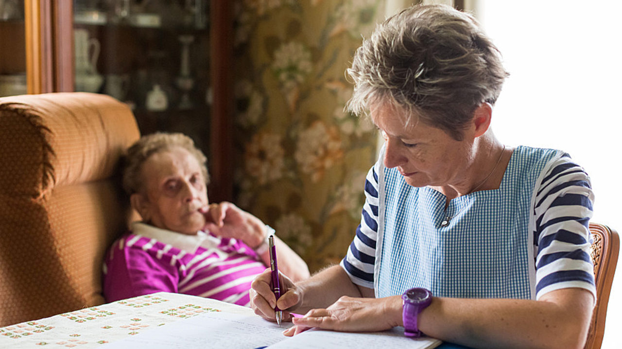 La visite initiale à domicile est un moment clé pour repérer les risques professionnels et les anticiper. (Burger/Phanie)