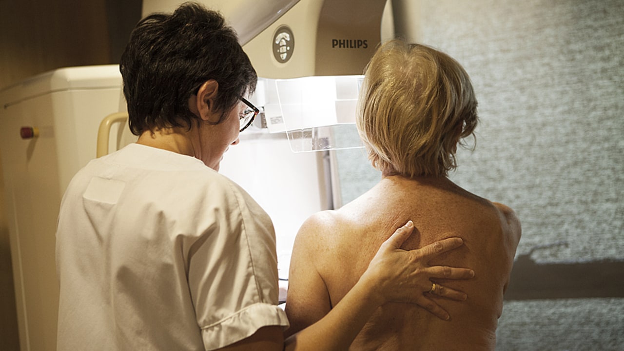 En 2023, 727 100 femmes ont été prises en charge pour un cancer du sein selon la Caisse nationale de l'assurance maladie. Elles n'étaient que 686 820 en 2015. (Amélie Benoist/Image Point FR/BSIP)