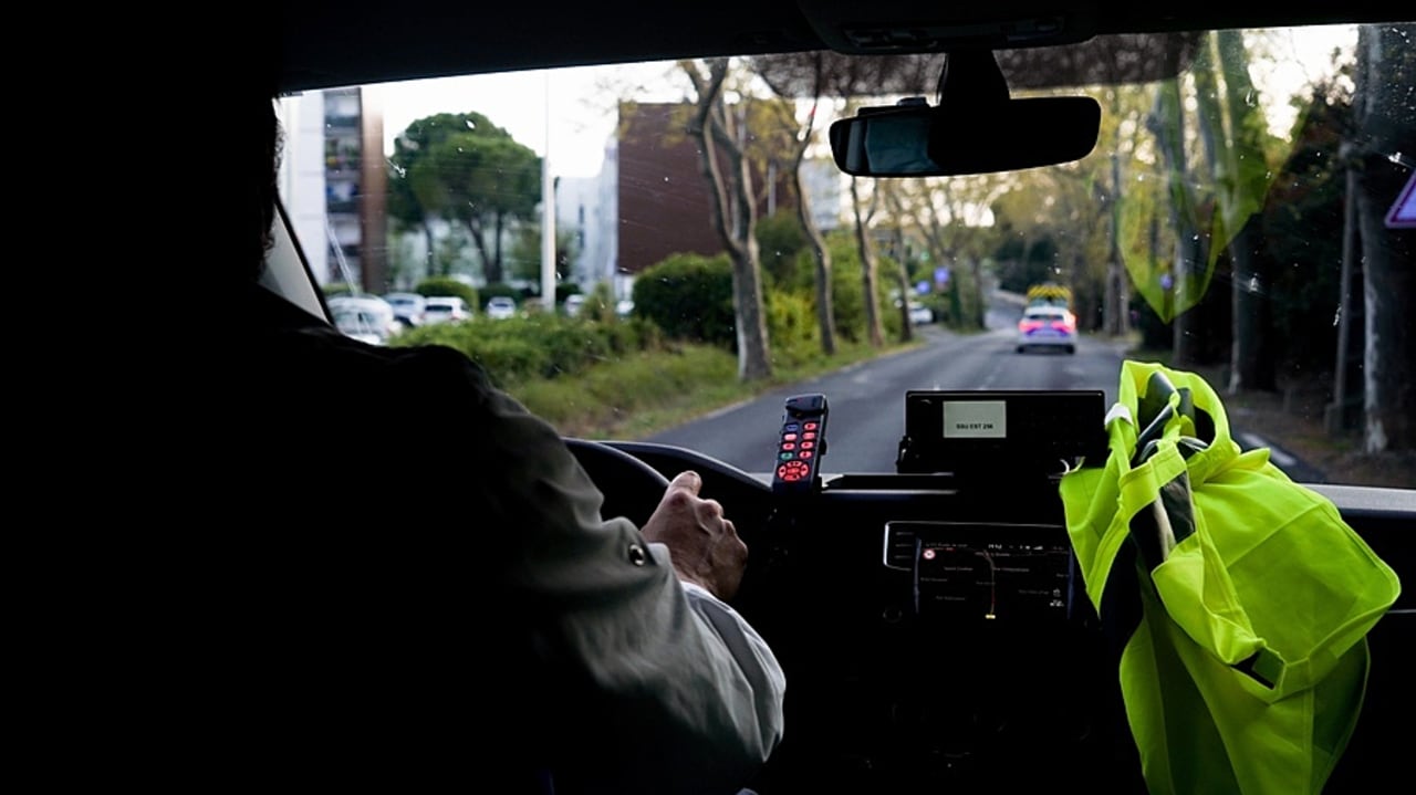 Les ambulanciers Smur en conviennent : l'apprentissage à la conduite d'urgence change littéralement leur façon de conduire en intervention, à la fois sur un plan technique que comportemental et cognitif, pour leur offrir une conduite davantage maîtrisée et anticipée. (Tremelet/Image Point FR/BSIP)