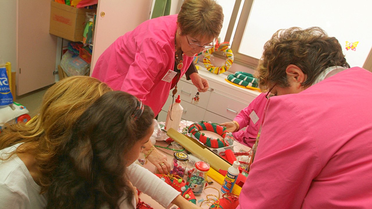 Le bénévolat en santé est organisé autour d'un réseau de plus de 35 000 associations et mobilise environ 1 million de bénévoles directs, comme ici avec l'association Les Blouses roses. (Oto/CHU Bordeaux/BSIP)