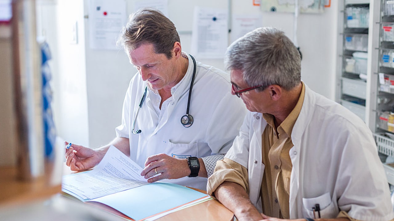 Les députés continuent de proposer d'enrichir le plan personnalisé d'accompagnement anticipé des patients avant leur fin de vie en évaluant au préalable la faisabilité matérielle d'une HAD. (Burger/Phanie)