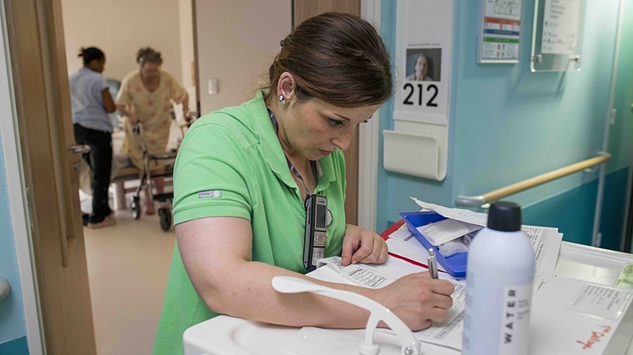 Les rapports annuels d'activité médicale en Ehpad se standardisent pour une meilleure diffusion et analyse des informations. (Astier/BSIP)