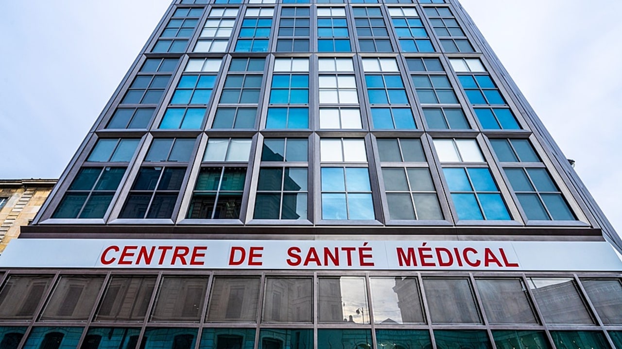 Difficile de connaître précisément le nombre de centres de soins non programmés. Ils seraient entre 400 et 600, implantés sans concertation et de façon très hétérogène principalement dans des zones densément peuplées bien éloignées des déserts médicaux. (Voisin/Phanie)