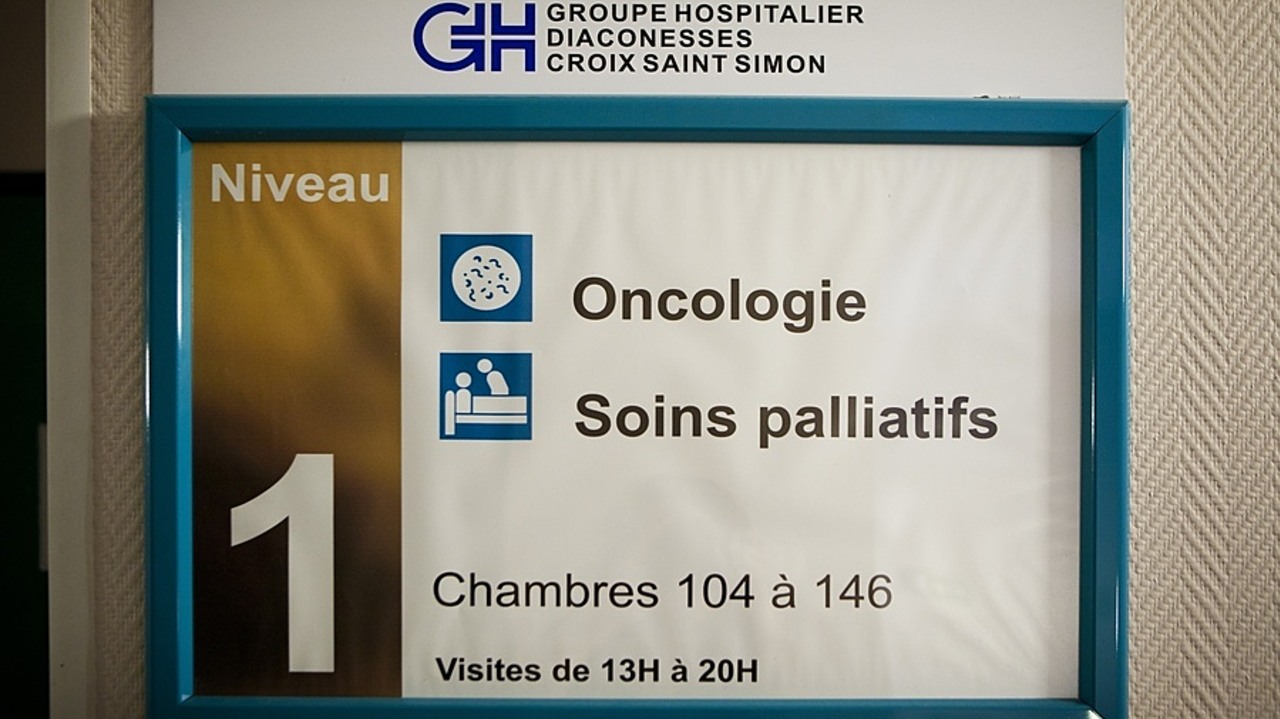 La définition internationale spécifie que les soins palliatifs n'ont pour but ni de hâter ni de retarder la survenue du décès. (Amélie Benoist/Image Point FR/BSIP)