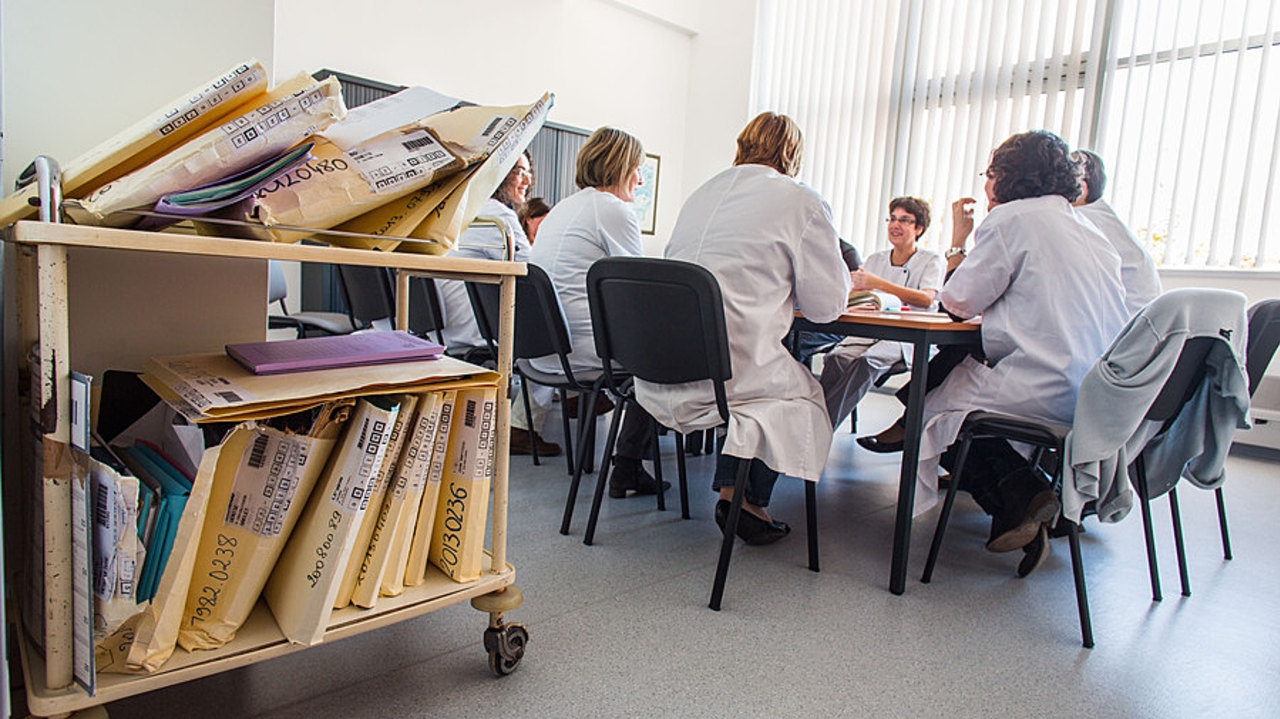 Les députés sont incités à promouvoir un environnement de travail qui vise à prévenir la stigmatisation des soignants accompagnant une procédure d'aide à mourir. (Burger/Phanie)