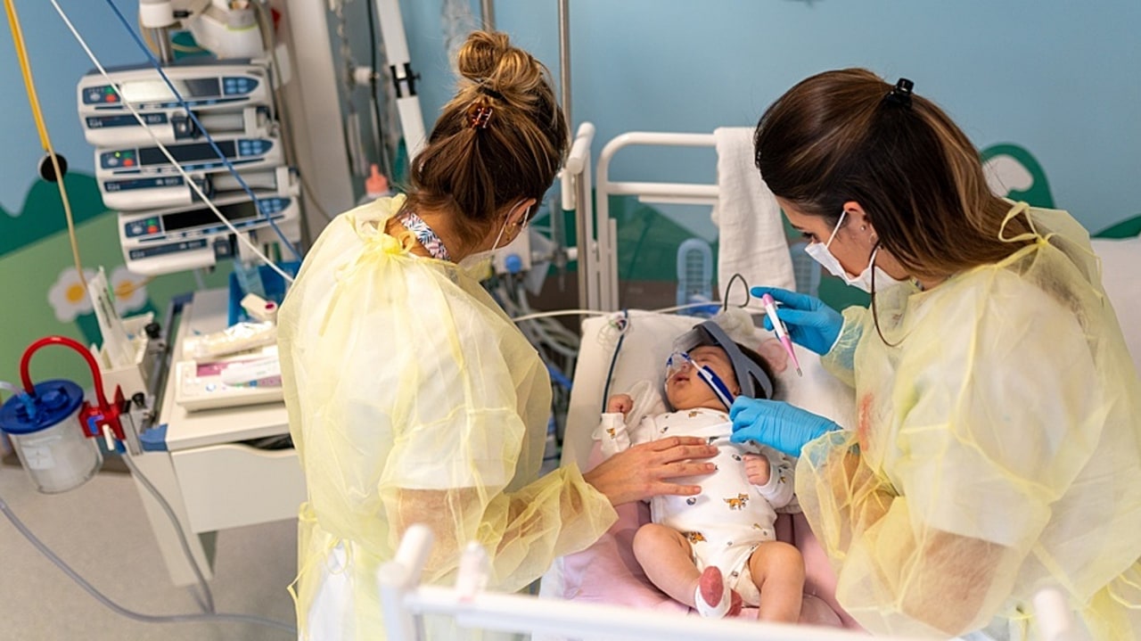 La prévention, le repérage précoce des vulnérabilités et la coordination des parcours de santé font partie des sujets intégrés au chantier de réingénierie de la formation et de l'exercice des infirmiers puériculteurs. (Morcillo/Image Point FR/BSIP)