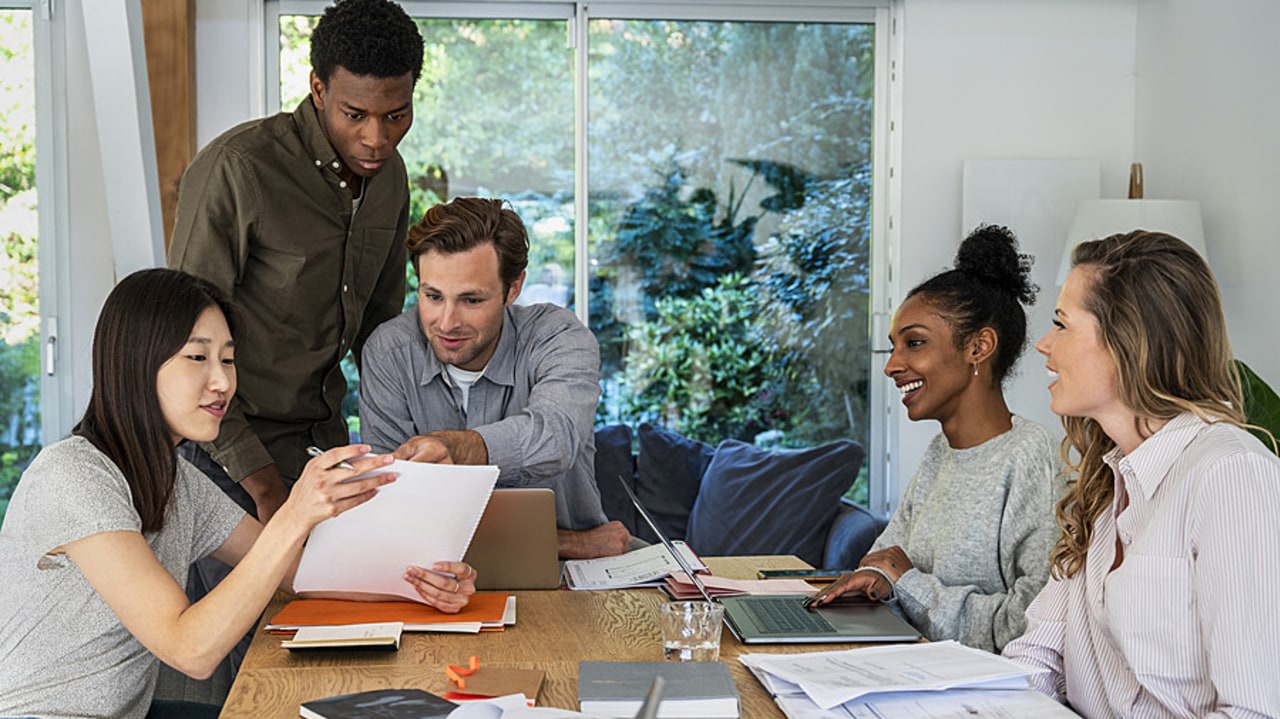 Réunis par la DNS, vingt-six citoyens tirés au sort ont formulé des recommandations ambitieuses pour lutter contre la désinformation en santé. (Altopress/Photoalto/BSIP)