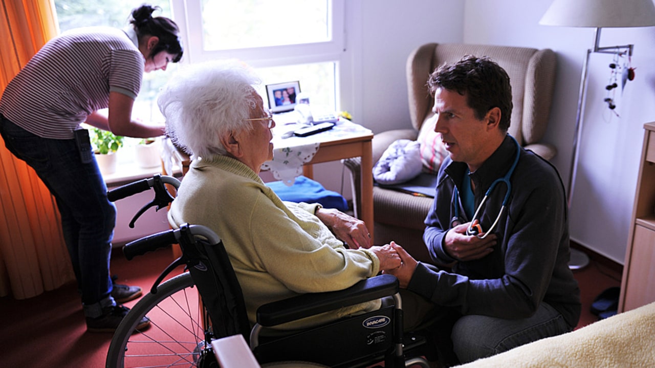 85% des Ehpad disposent d'une convention ou d'un soutien, grâce à leur rattachement à un établissement de santé, d'une équipe mobile de soins palliatifs. (DPA Picture Alliance/BSIP)