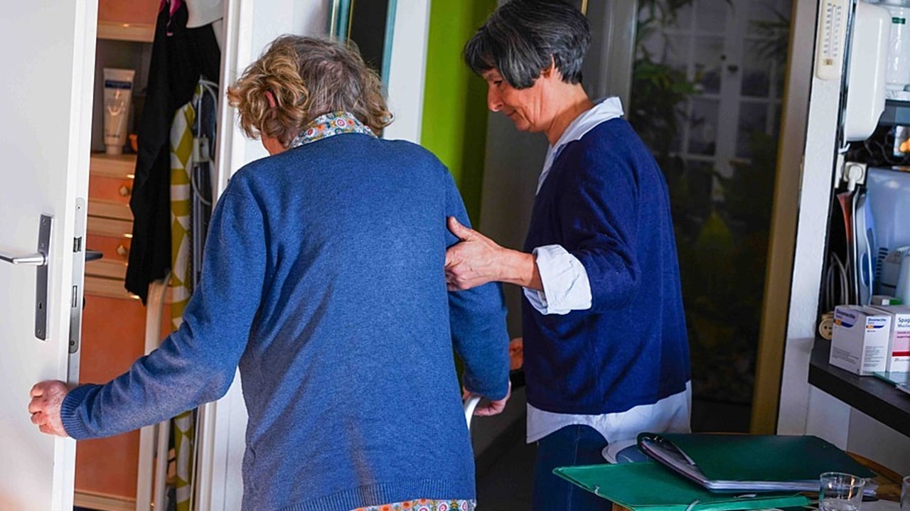 Les projections démographiques mettent en exergue la recrudescence des besoins d'aide pour les personnes âgées. (Tremelet/Image Point FR/BSIP)