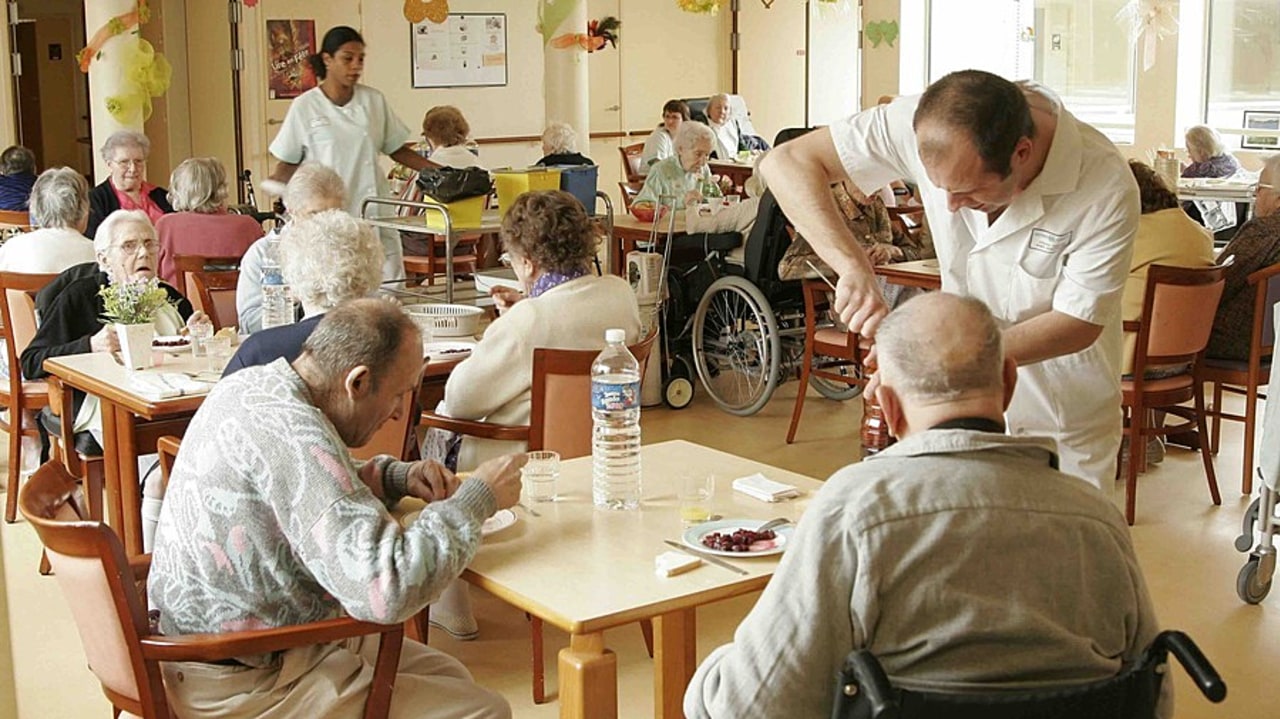 Les fausses routes peuvent être causées, entre autres, par un âge avancé, des maladies neurologiques, des pathologies oto-rhino-laryngologiques, des troubles alimentaires, des interventions chirurgicales, une radiothérapie ou encore certains médicaments. (Lemoine/BSIP)