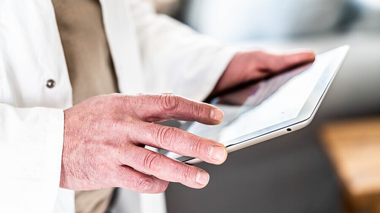 Dans un contexte de fortes tensions sur les ressources en psychiatrie, des solutions sont recherchées par les hôpitaux pour gagner du temps médical. L'intelligence artificielle peut y aider dans la gestion administrative et l'aide à la décision. (Garo/Phanie)