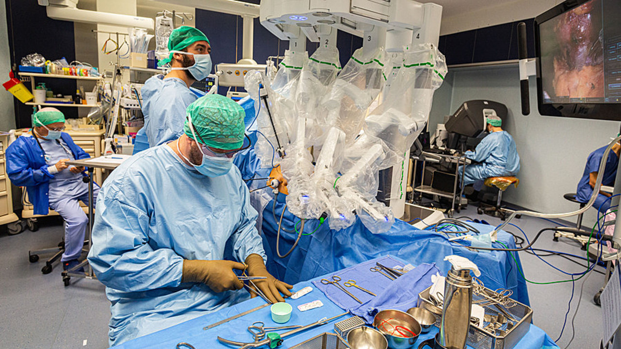 L'urologie est la spécialité dans laquelle la chirurgie robotique a le plus fort taux de pénétration, avec plus de la moitié des actes. (Burger/Phanie)