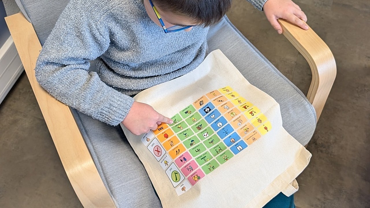 Pour mettre en place la communication alternative et améliorée à moindre coût, plusieurs outils peuvent être imaginés au sein des établissements. (Carole Sautou)