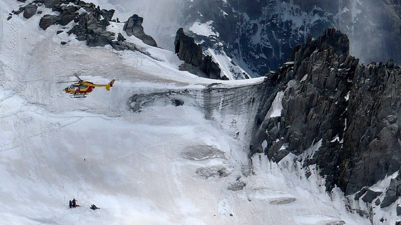 La facture du secours en montagne a bondi de 54,5% sur 2012-2024 et approche désormais les 110 M€ par an. Le dispositif globalement opérant souffre toutefois d'un net surdimensionnement et de clivages historiques entre acteurs. Les Samu ne sont d'ailleurs pas exempts de tout reproche. (Cardoso/BSIP)