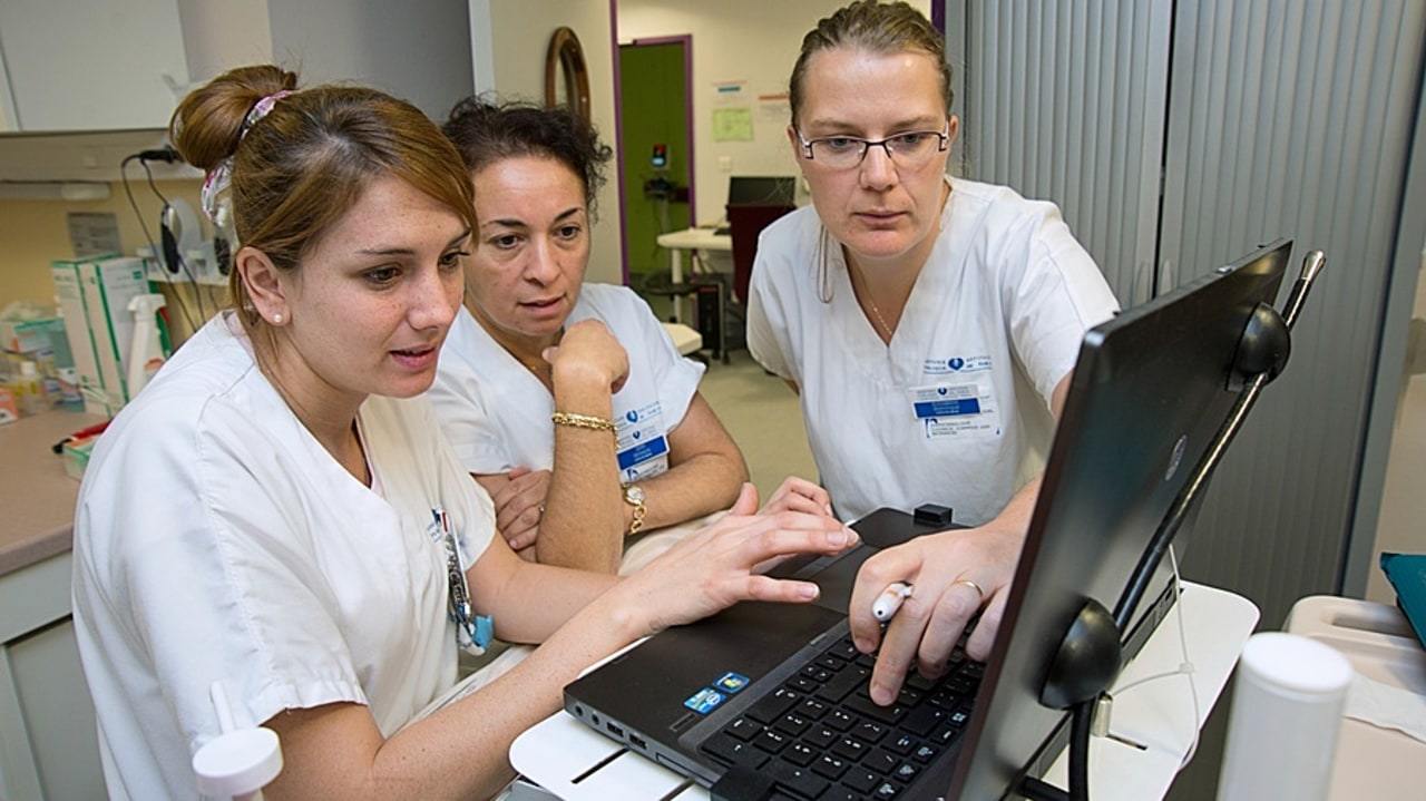 Pierre angulaire du schéma directeur numérique 2026-2030 de l'AP-HP, le déploiement progressif du SI patient Care4U s'enclenchera au deuxième semestre. L'outil se veut plus efficace, intuitif, performant et rapide mais aussi moins perturbé lors des montées de version et coûteux que l'actuel Orbis. (Belmonte/BSIP)