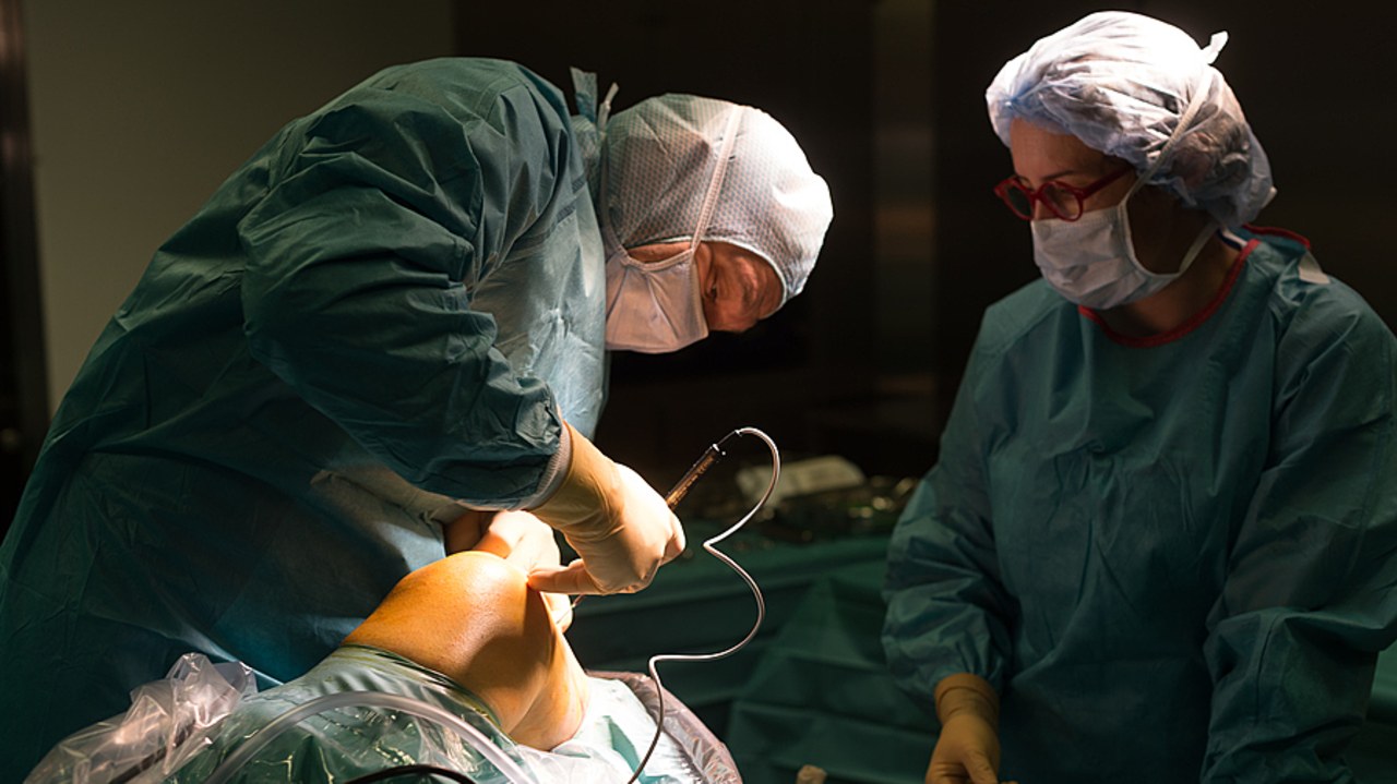 La vision augmentée permet lors d'une arthroscopie du genou au chirurgien de ne plus poser les tunnels "à l'aveugle", ce qui est le cas depuis quarante ans selon le chirurgien orthopédiste Bertrand Sonnery-Cottet. (A. Noor/Image Point FR/BSIP)