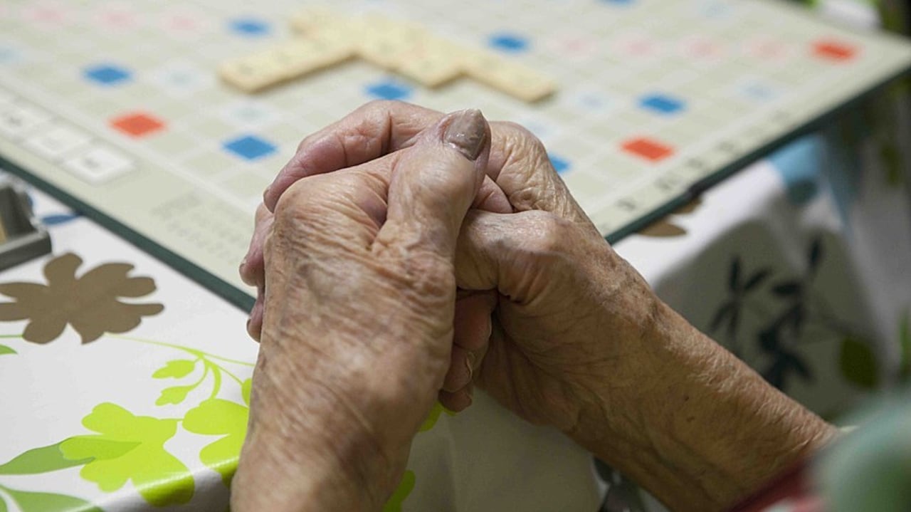 L'animation sociale ne consiste pas seulement à faire jouer les personnes âgées au Scrabble. (Amélie Benoist/Image Point FR/BSIP)