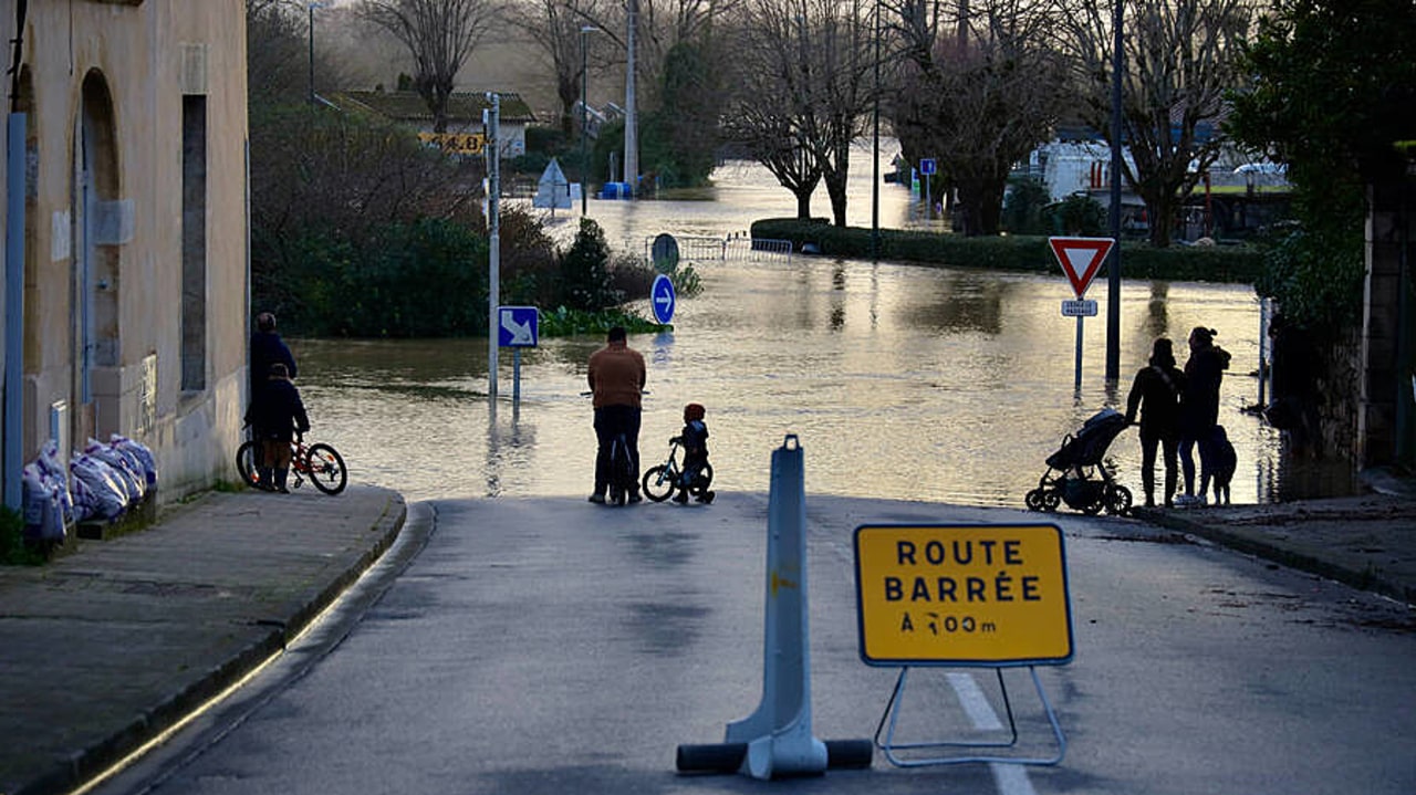 La fiche réflexe peut aider les responsables des établissements à mettre à profit les périodes de vigilance orange pour se préparer à la survenue possible de l'aléa. (Yohan Bonnet/AP/Sipa)