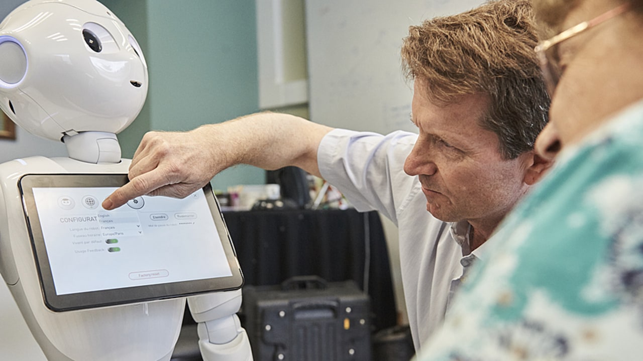 L'acceptation de robots dans les métiers du care pour s'occuper des humains ne semble pas être pour demain. (Marie Bienaimé/Image Point FR/BSIP)
