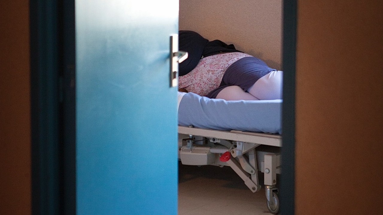 Le pôle psychiatrie de Melun possède un ratio de chambres d'isolement "rarement observé ailleurs" sur le territoire national, note la CGLPL, au point de dépasser "largement" et sans justification celui des unités pour malades difficiles. (Amélie-Benoist/Image Point FR/BSIP)