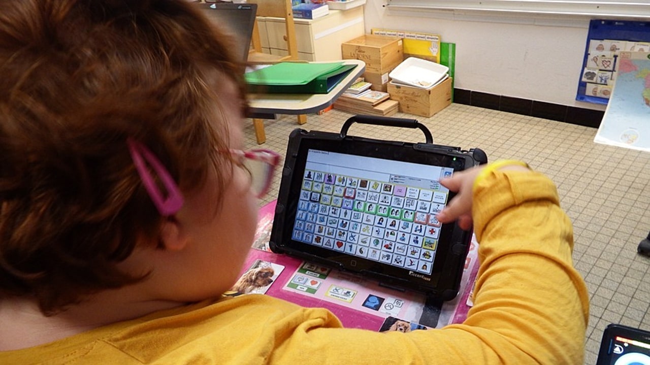 Il n'existe ni outil, ni modèle unique, la CAA est multimodale et doit s'adapter aux canaux de communication privilégiés par la personne. (Emmanuelle Deleplace/Hospimedia)