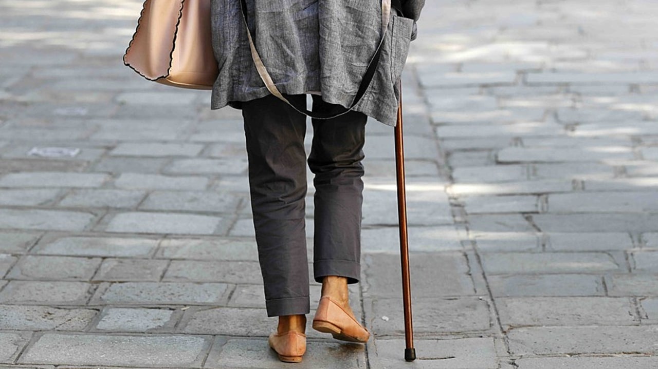 Le baromètre 2026 du Réseau francophone des villes amies des aînés démontre que les personnes âgées veulent vieillir sans disparaître de l'espace public. (Godong/BSIP)