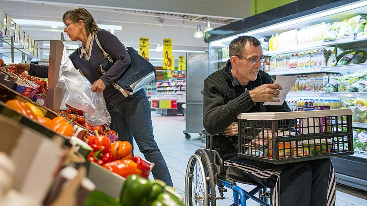 Un bordereau mensuel doit, pour chaque aide à domicile, préciser la durée du travail, les noms des personnes accompagnées et le nombre d'heures d'intervention. (Astier/BSIP)