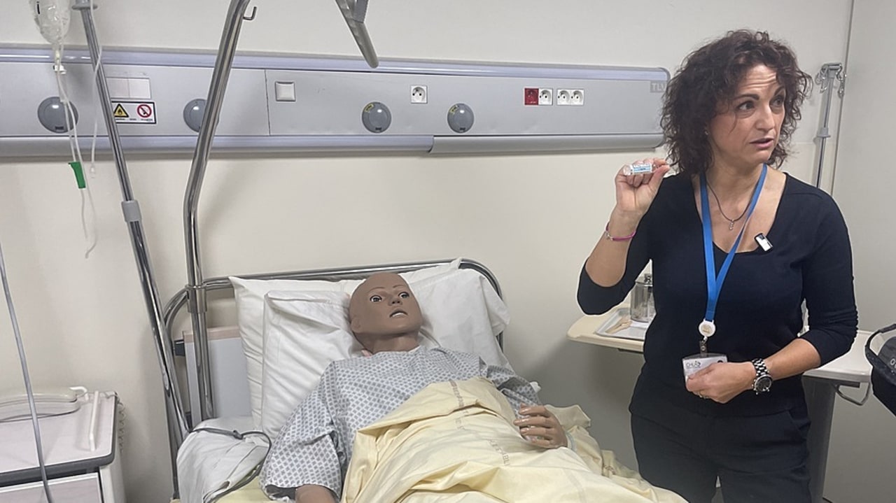 La mise en situation d'EIGS dans la chambre des erreurs est présentée par Laëtitia Grataloup. (Elisa Delmotte/Hospimedia)