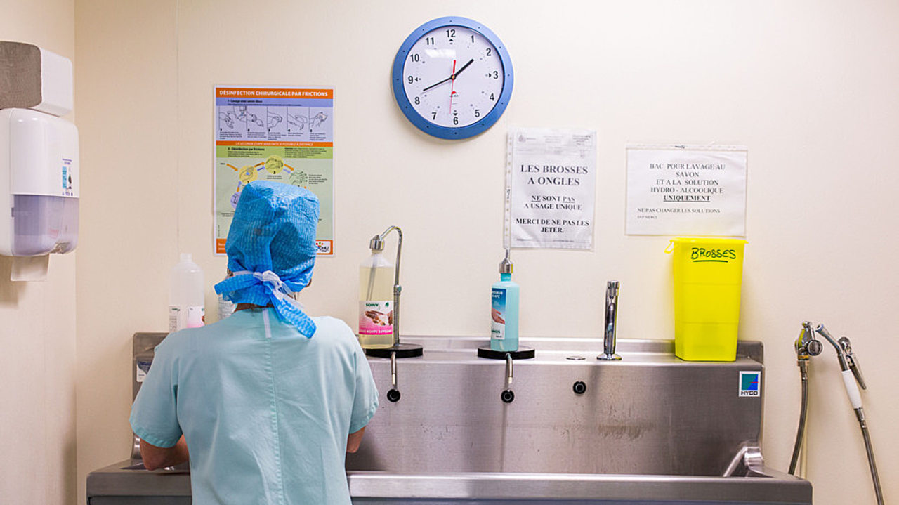 75% des praticiens exerçant à l'hôpital dépassent les 48 heures hebdomadaires. (Burger/Phanie)