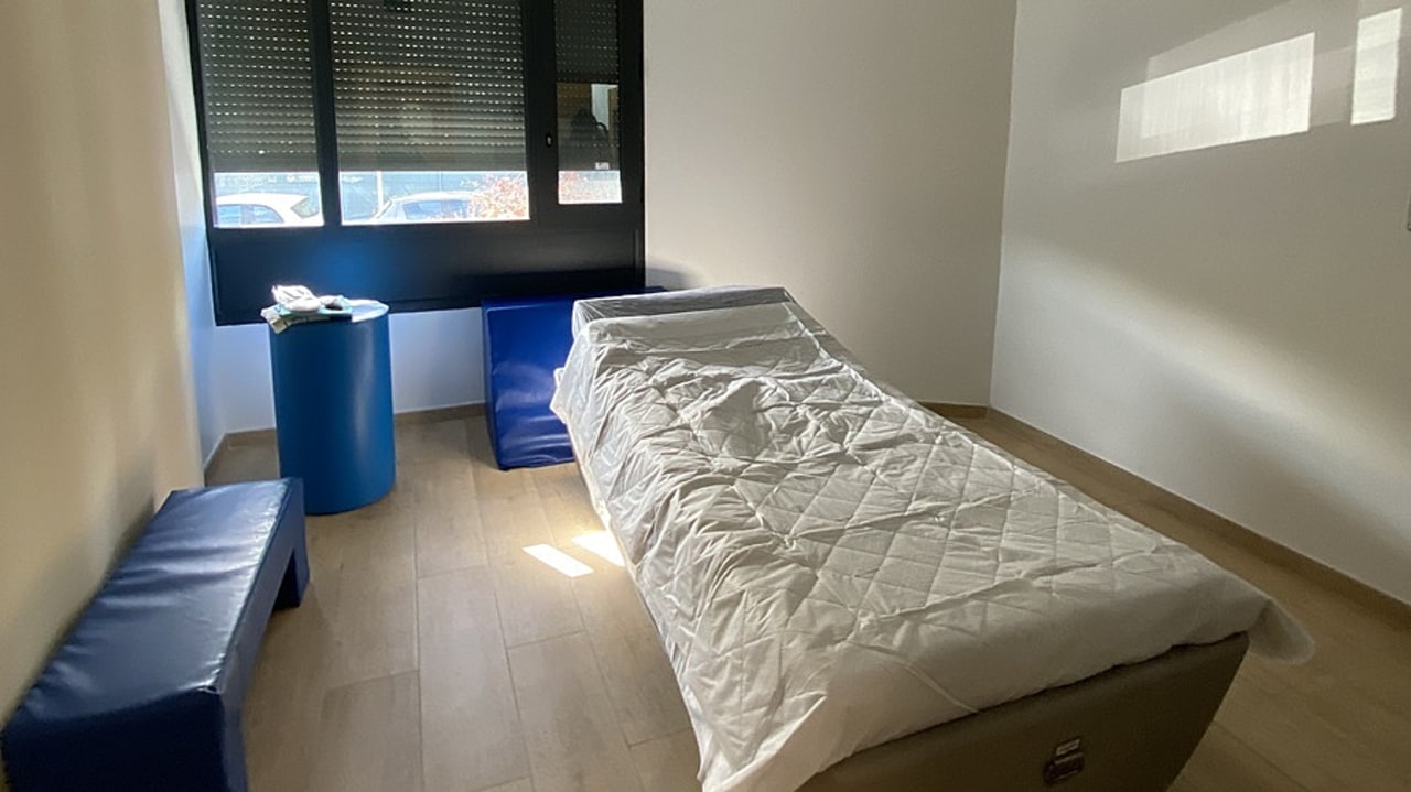 L'isolement est plus fréquent dans les établissements spécialisés en psychiatrie que dans les hôpitaux généraux ou CHU, tandis que la contention psychiatrique augmente quand les "dotations en personnel" infirmier sont plus faibles, relève l'Irdes. (Caroline Cordier/Hospimedia)