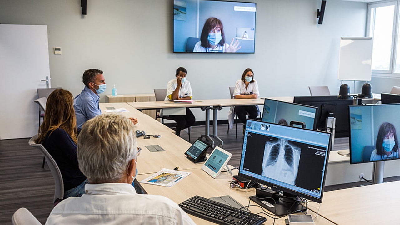Proposer une offre de télé-expertise pour fournir un avis sur les cas de suspicion de cancer fait partie des actions clés afin de réduire les délais de prise en soins. (Burger/Phanie)