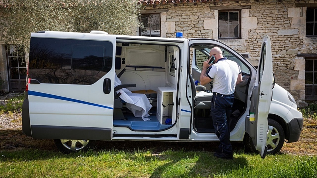 Globalement, un quart des accidents impliquent un conducteur novice ayant moins de deux ans de permis. C'est la raison d'être de la période probatoire de trois ans, réduite à deux ans en cas de conduite accompagnée. Jusqu'à présent, ce laps de temps interdit toute conduite d'ambulance. (Burger/Phanie)