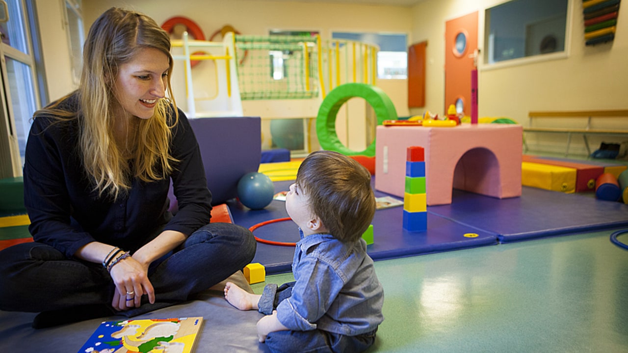Le décret détaille les professionnels susceptibles de participer aux équipes parmi lesquels les psychomotriciens. (Amélie Benoist/Image Point FR/BSIP)