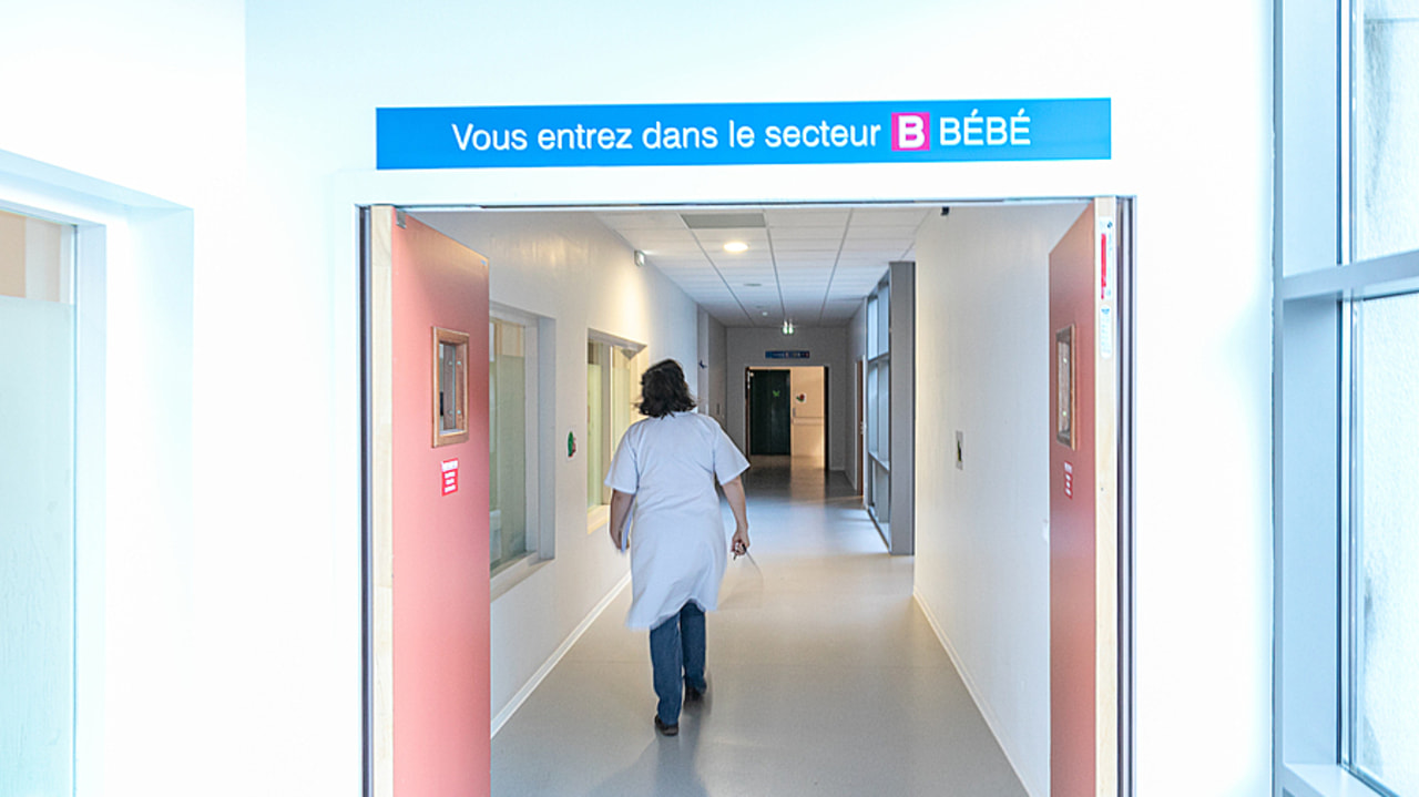 La baisse régulière de la natalité entraîne un double effet au Havre. La maternité publique est en capacité d'absorber un surplus d'activité dû à la fermeture de la maternité privée. (Humbert/Image point FR/BSIP)